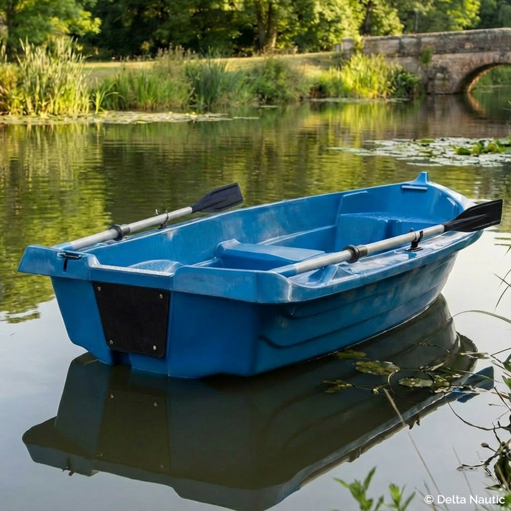 Barque bleue n°7 la Fidèle dans un lac