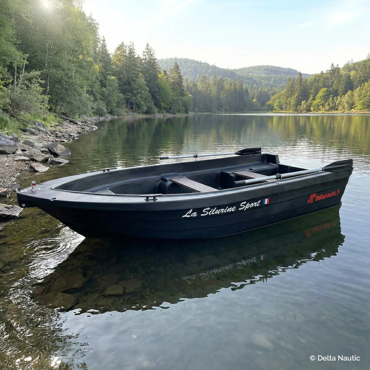 Barque Silurine Sport 373 Blacky dans un lac