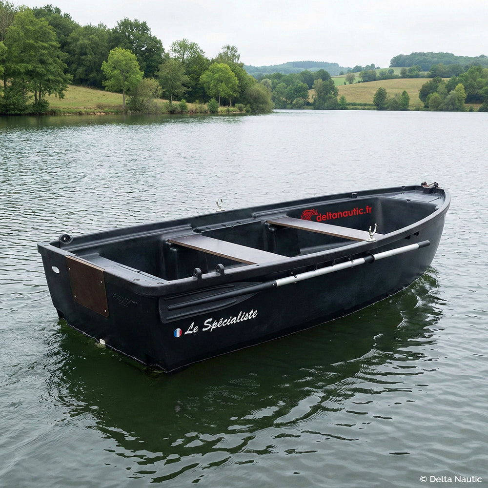 Barque Spécialiste 3,50m Blacky dans un lac