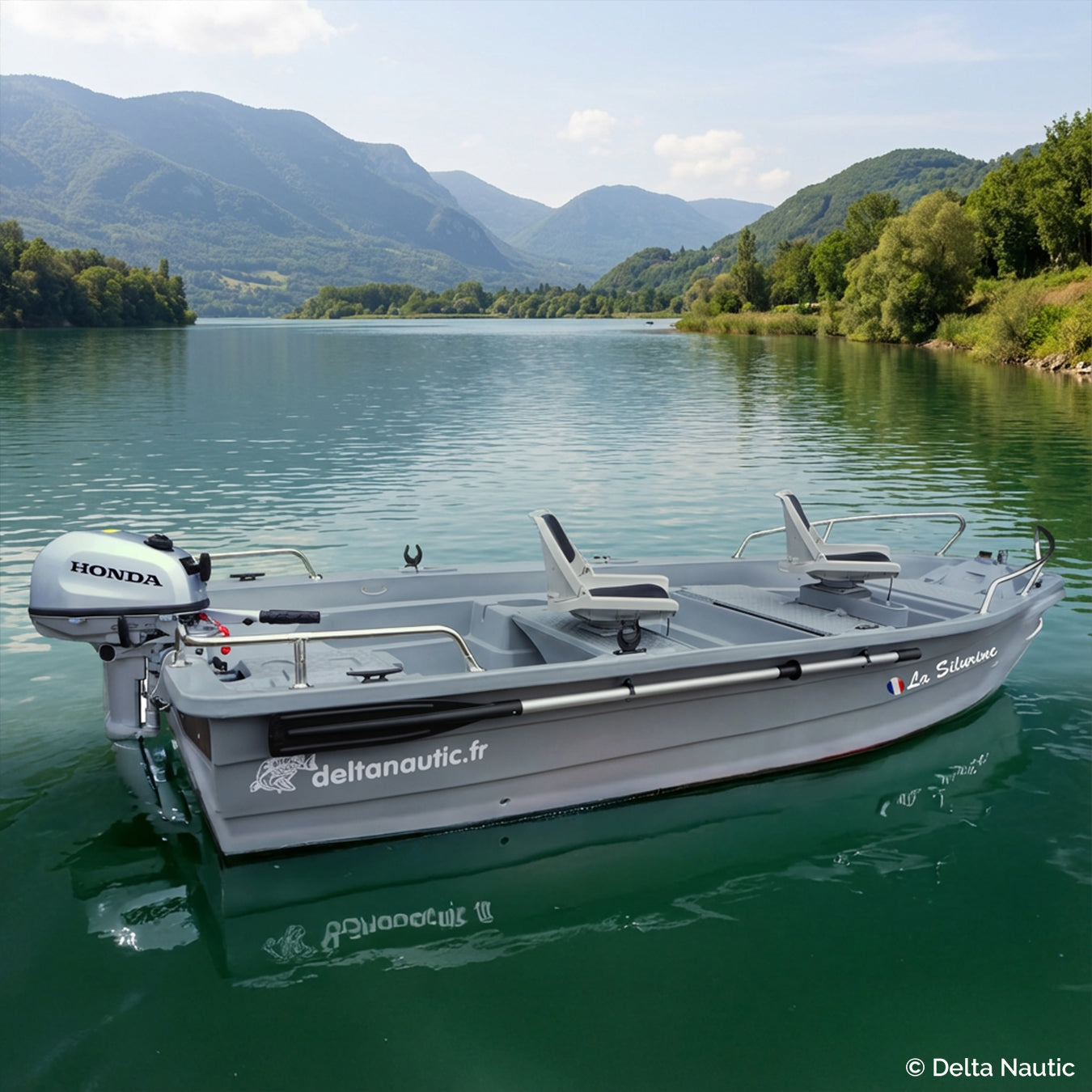 Barque Silurine 4m Titanium + Moteur Honda 6cv 4t + Balcons + Sièges dans un lac