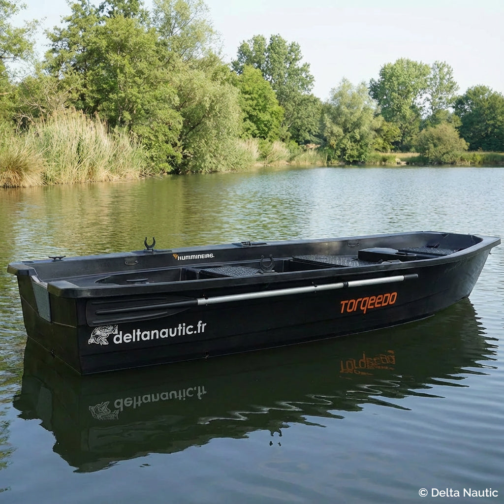 Barque Silurine 4m dans un lac