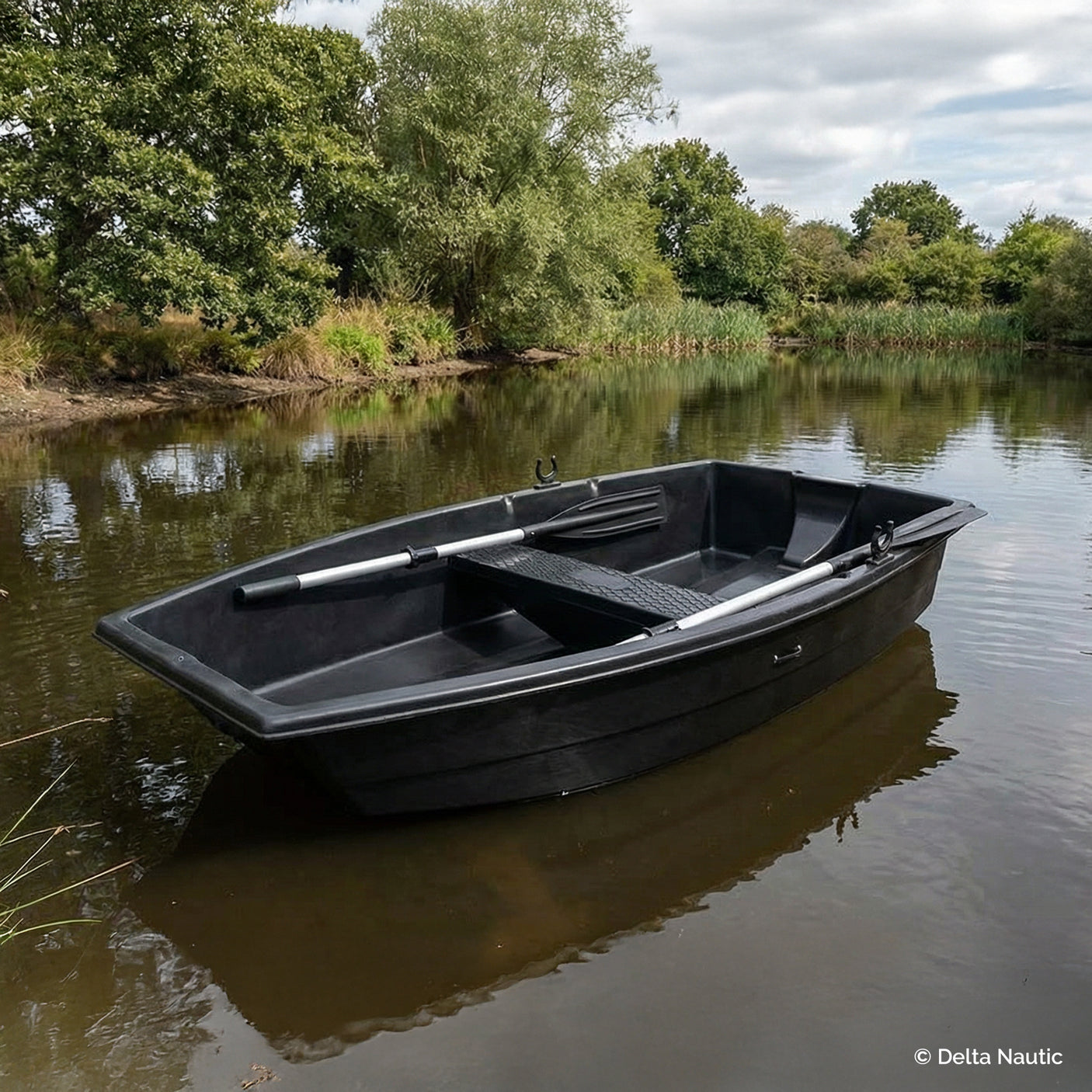 Barque N° 1 L'Annexe dans un lac