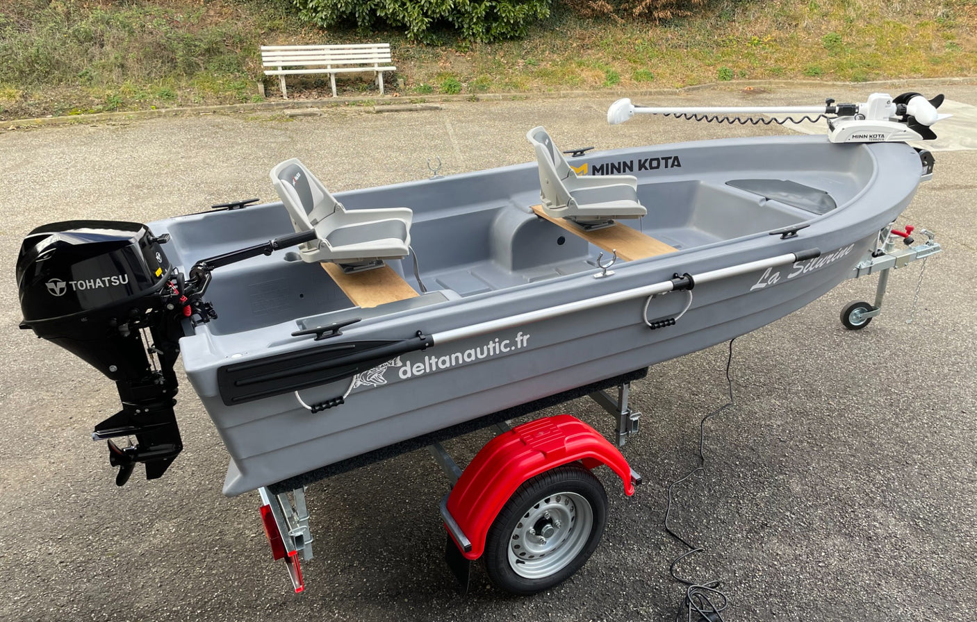 Barque Silurine Sport 373 Titanium + Remorque GT Grand Tourisme + 2 Sièges Conforts Luxes + 1 Hors Bord Tohatsu 6cv 4t Bi Cylindres + 1 Moteur Riptide Terrova 55 Lbs - Pack Exposition
