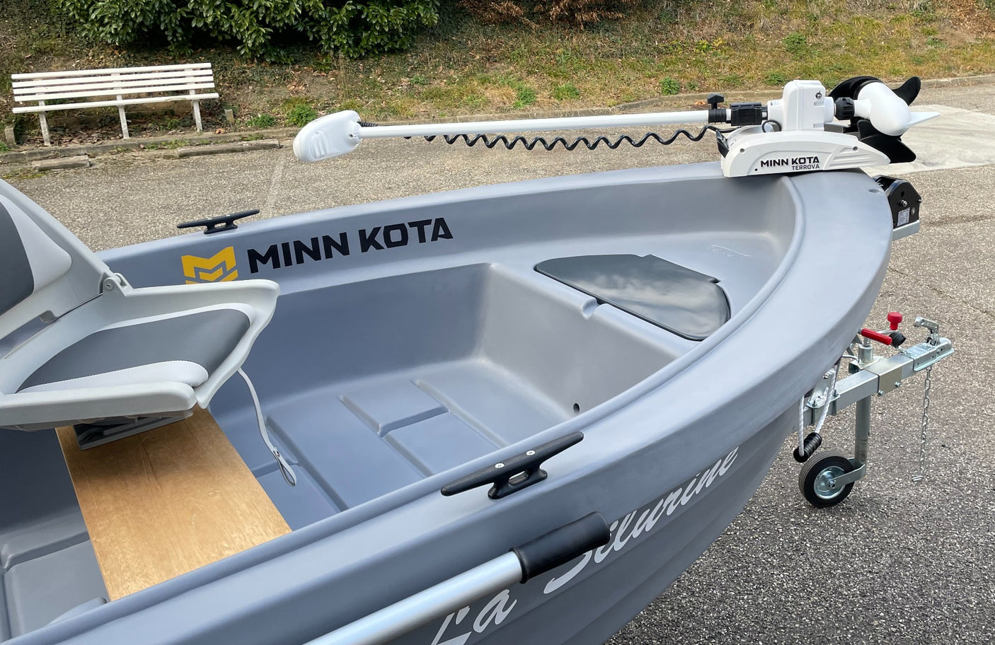 Barque Silurine Sport 373 Titanium + Remorque GT Grand Tourisme + 2 Sièges Conforts Luxes + 1 Hors Bord Tohatsu 6cv 4t Bi Cylindres + 1 Moteur Riptide Terrova 55 Lbs - Pack Exposition