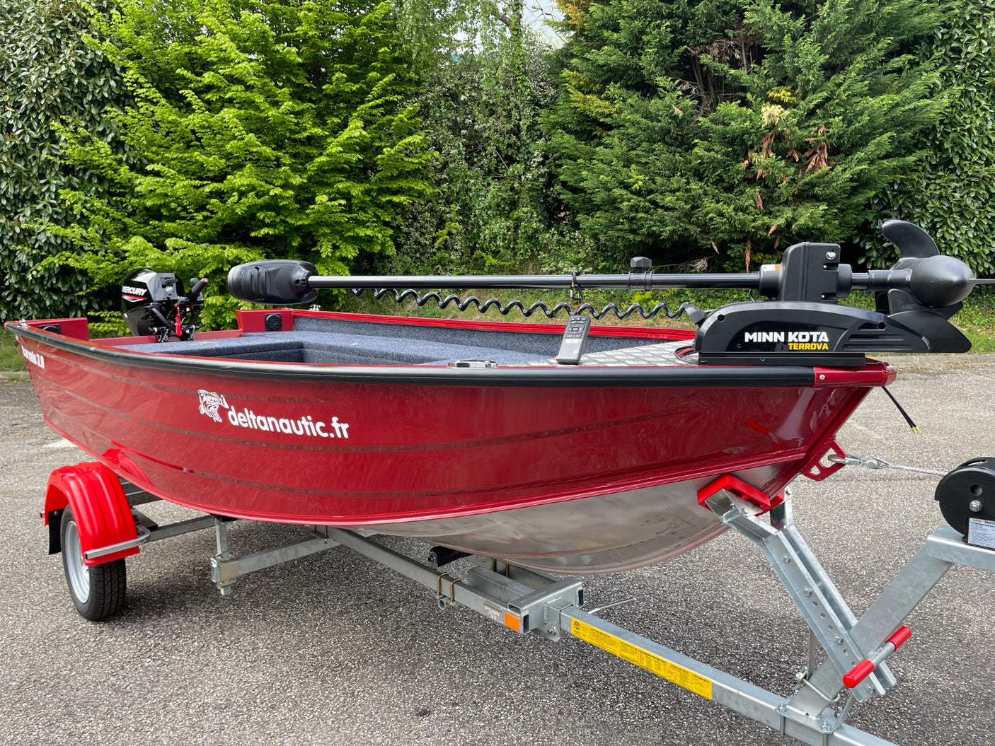Pack Bass Boat aluminium 420 Carnalu 3.0 Red Force avec Mercury 20cv 4t et moteur avant Terrova 55 Lbs 12v 137cm GPS