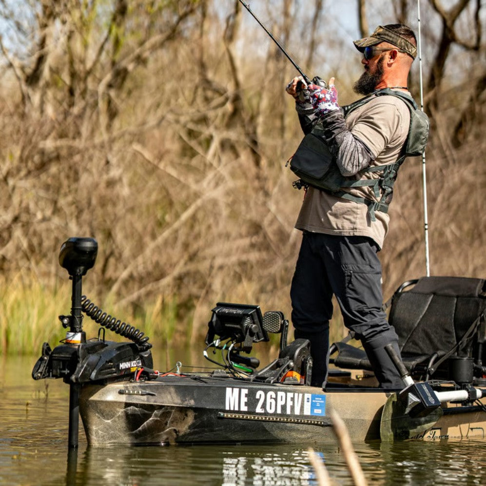 Moteur avant kayak Minn Kota Terrova 55 Lbs 12V GPS 91 cm en action de pêche Delta Nautic