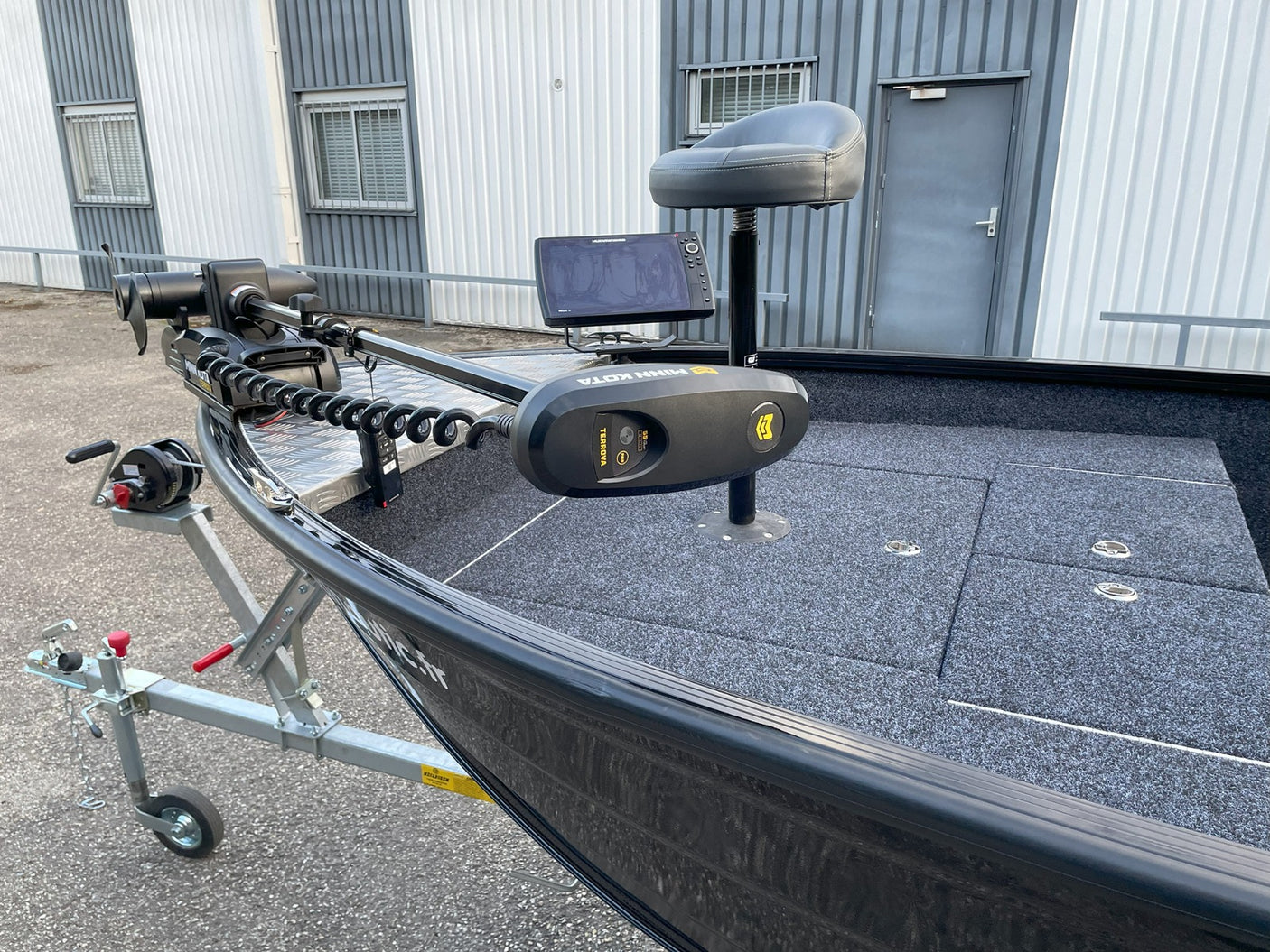 Pack d'Expo Barque Carnalu 3.0 4m20 + Remorque GT Basculante XXL + Moteur Mercury 20cv 4t + Moteur Minn Kota Terrova 55 lbs GPS + combiné Humminbird Xplore 12 + 2 Sièges