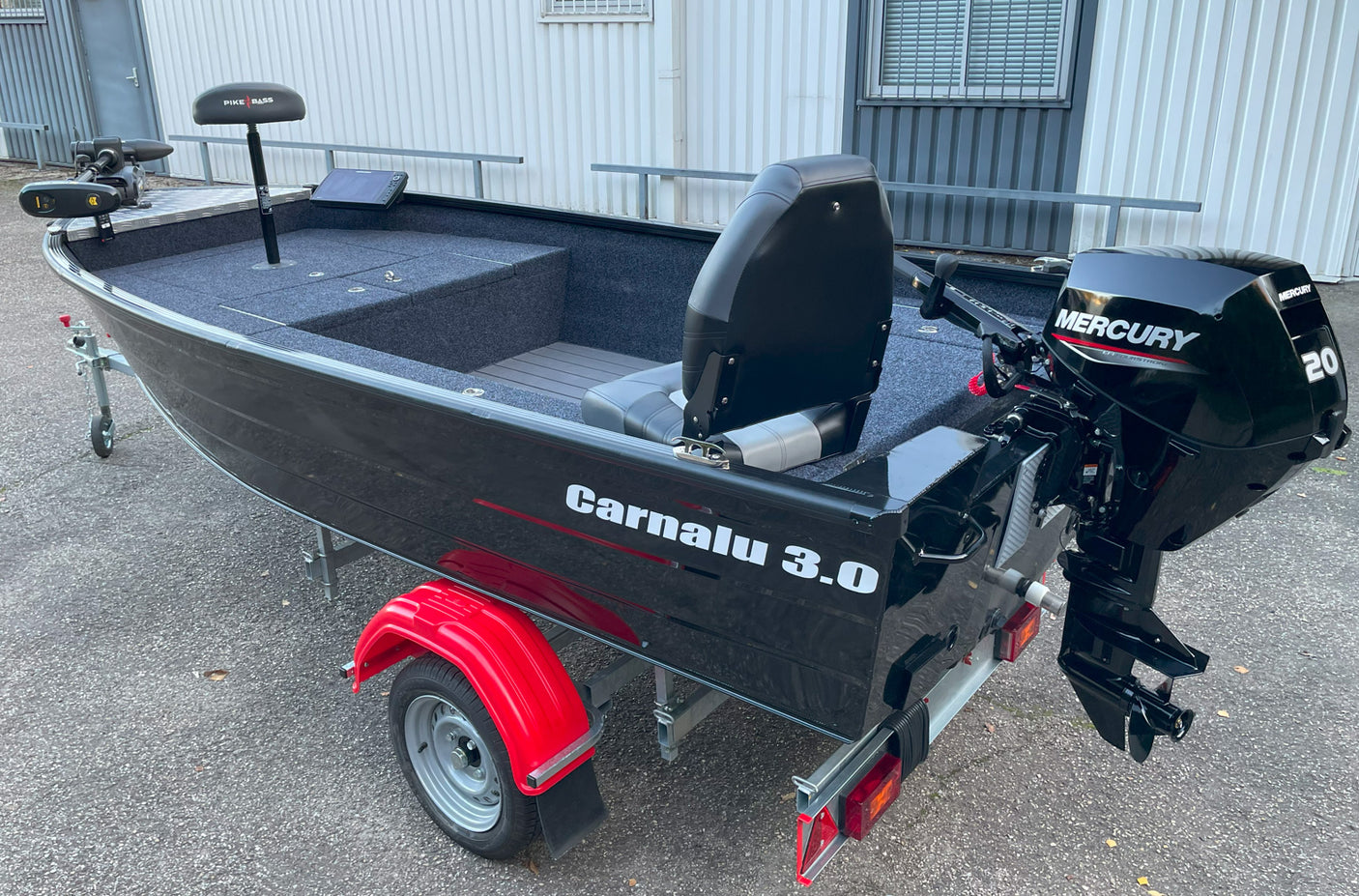 Pack d'Expo Barque Carnalu 3.0 4m20 + Remorque GT Basculante XXL + Moteur Mercury 20cv 4t + Moteur Minn Kota Terrova 55 lbs GPS + Helix 9 G4N MSI + 2 Sièges