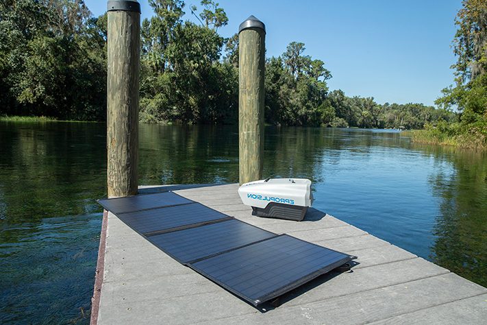 Panneau solaire Epropulsion 100 W déplié sur ponton