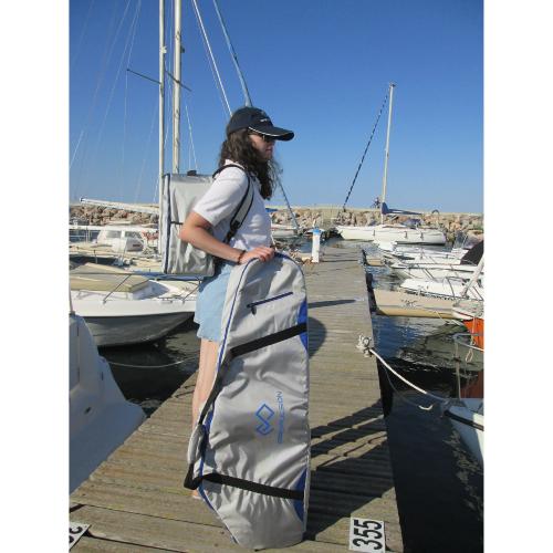Jeune femme portant le sac de transport pour moteur Epropulsion Spirit 1.0