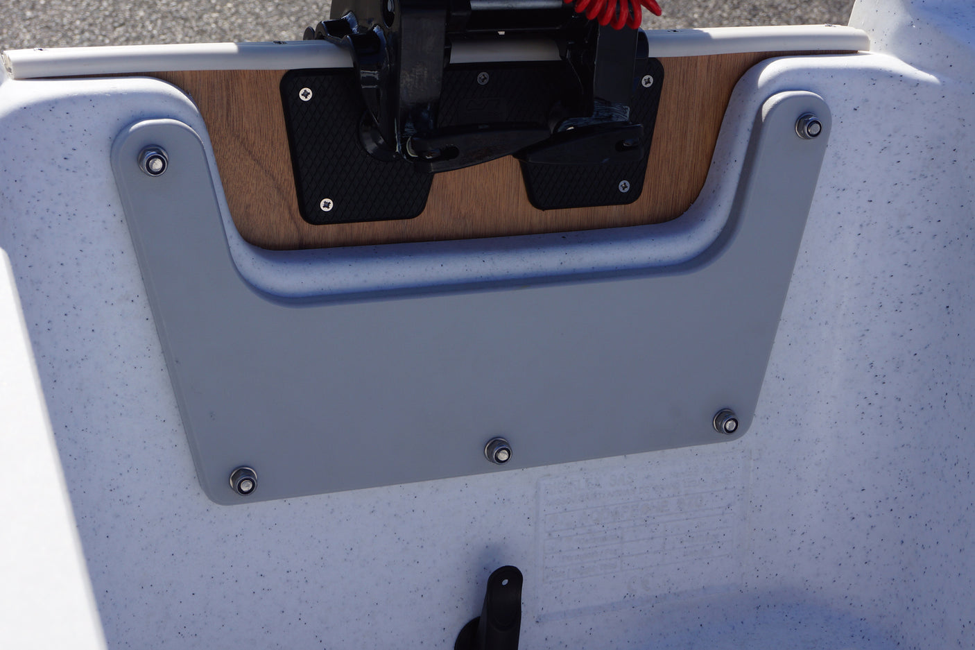 Barque Aquasilure 380 détail tableau arrière moteur hors bord