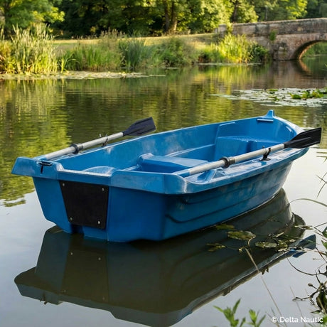 Barque bleue n°7 la Fidèle dans un lac