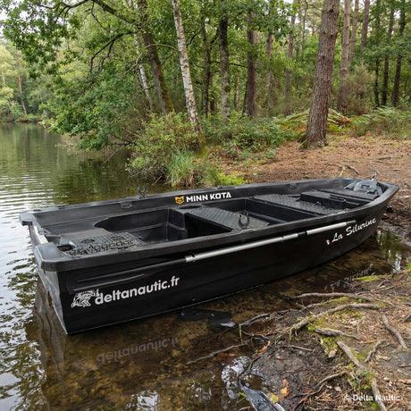 Silurine 4m Blacky au bord d'un lac