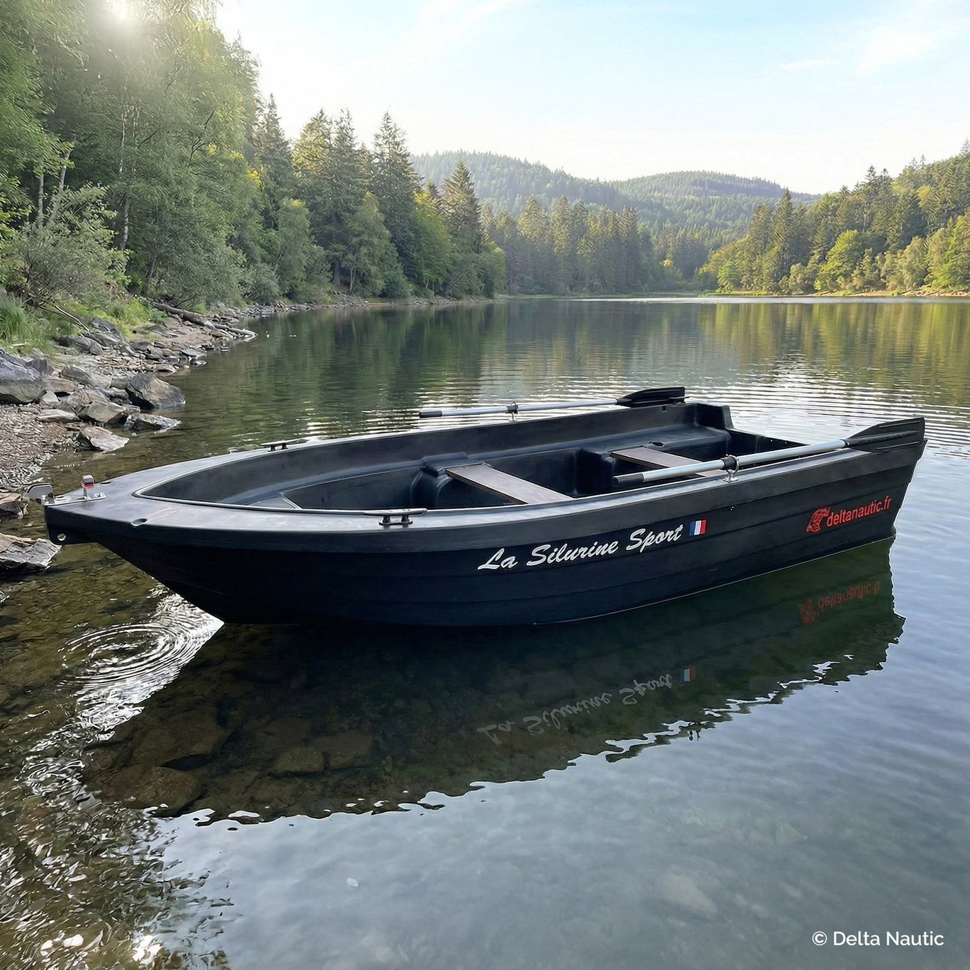 Barque Silurine Sport 373 Blacky dans un lac
