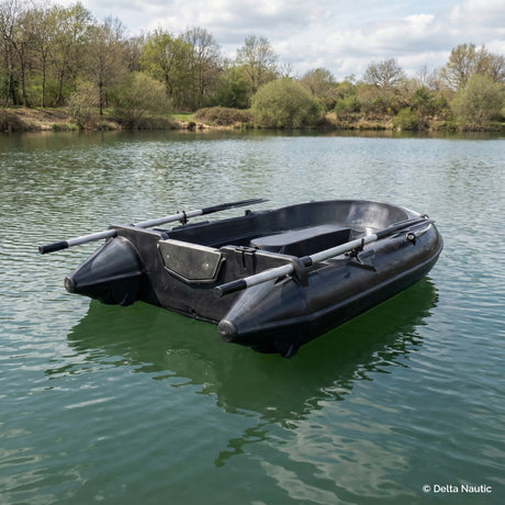Barque Mini Campeuse 2,20m noire dans un lac