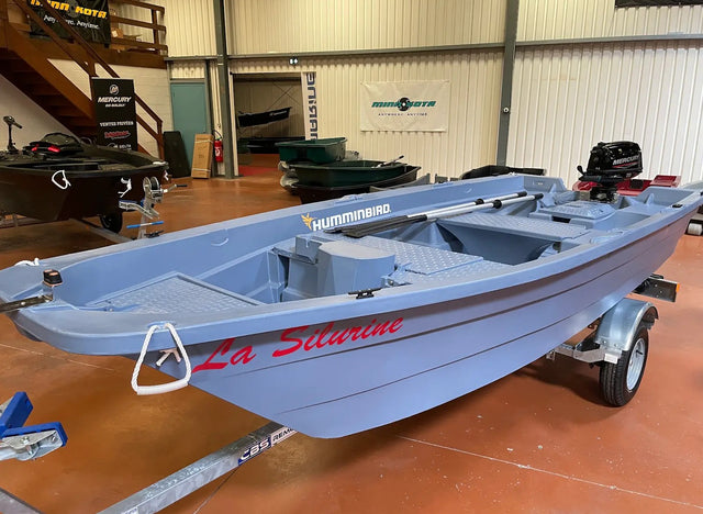 Barque EXPO Silurine 400 Blouge Prototype avec remorque CBS et Moteur Mercury 6cv 4t vue de face