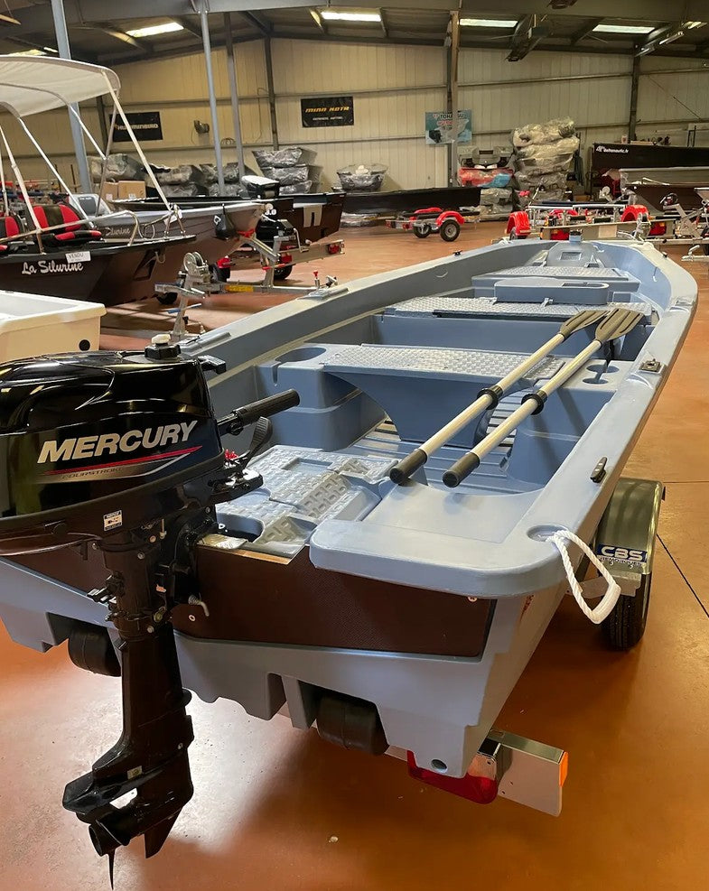 Barque EXPO Silurine 400 Blouge Prototype avec remorque CBS et Moteur Mercury 6cv 4t vue arriere trois quart