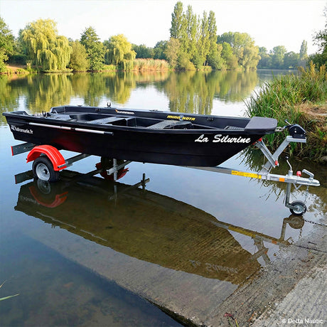 Barque Silurine 400 Black Fish bord du lac
