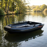 Barque Delta Nautic carpeuse de 2M dans un lac