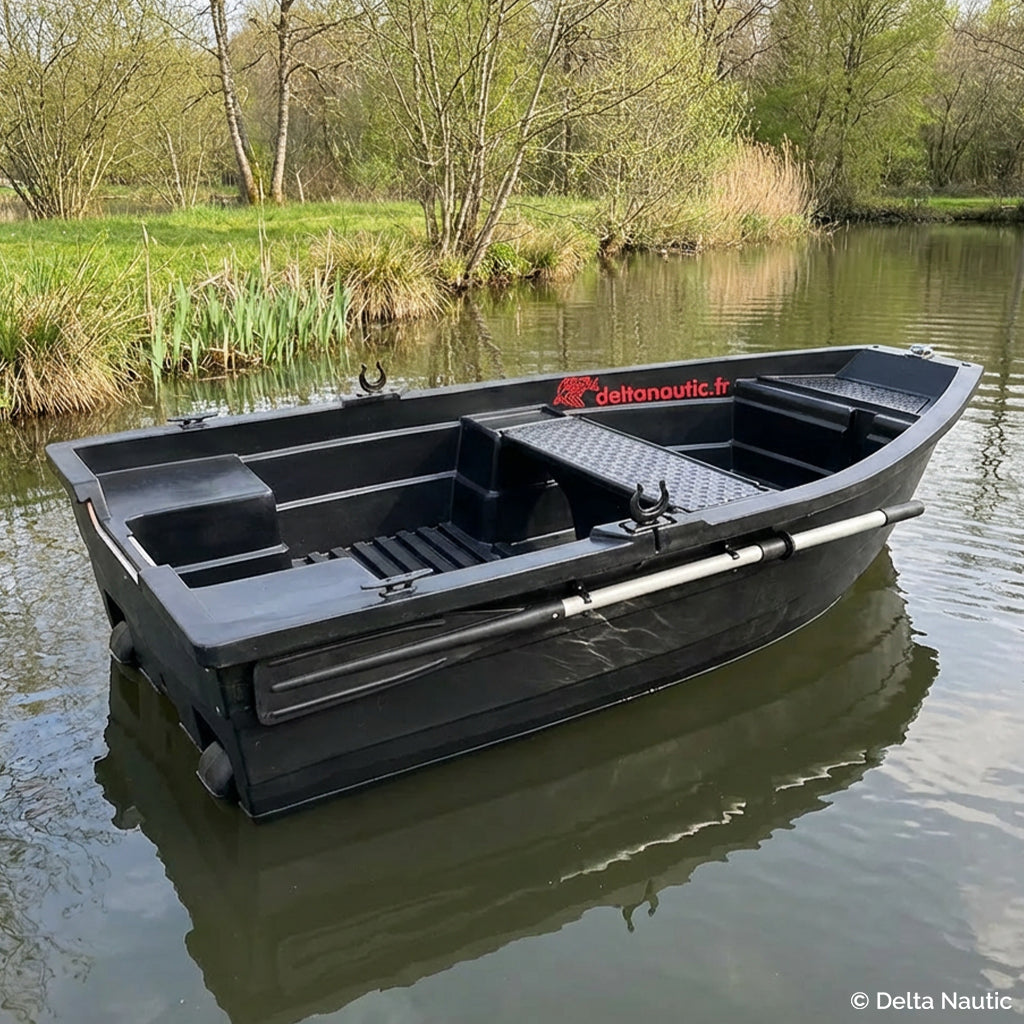 La barque Rapide 249 Blacky dans un étang