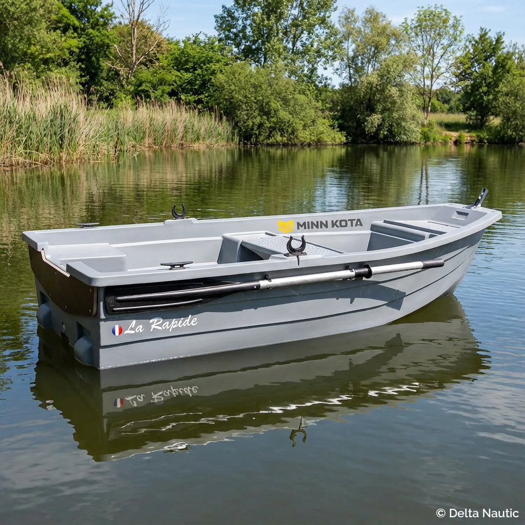 La barque Rapide 249 titanium dans un étang
