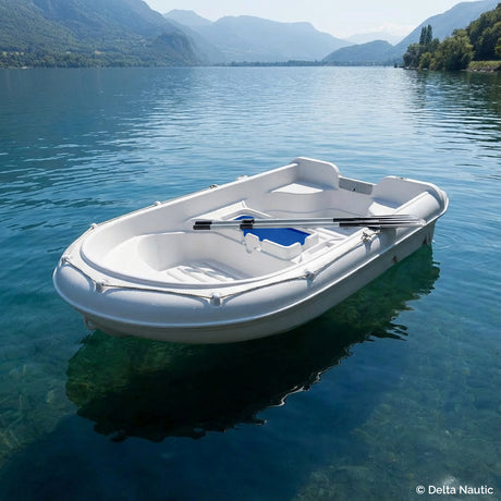 La barque campeuse n6 dans un lac