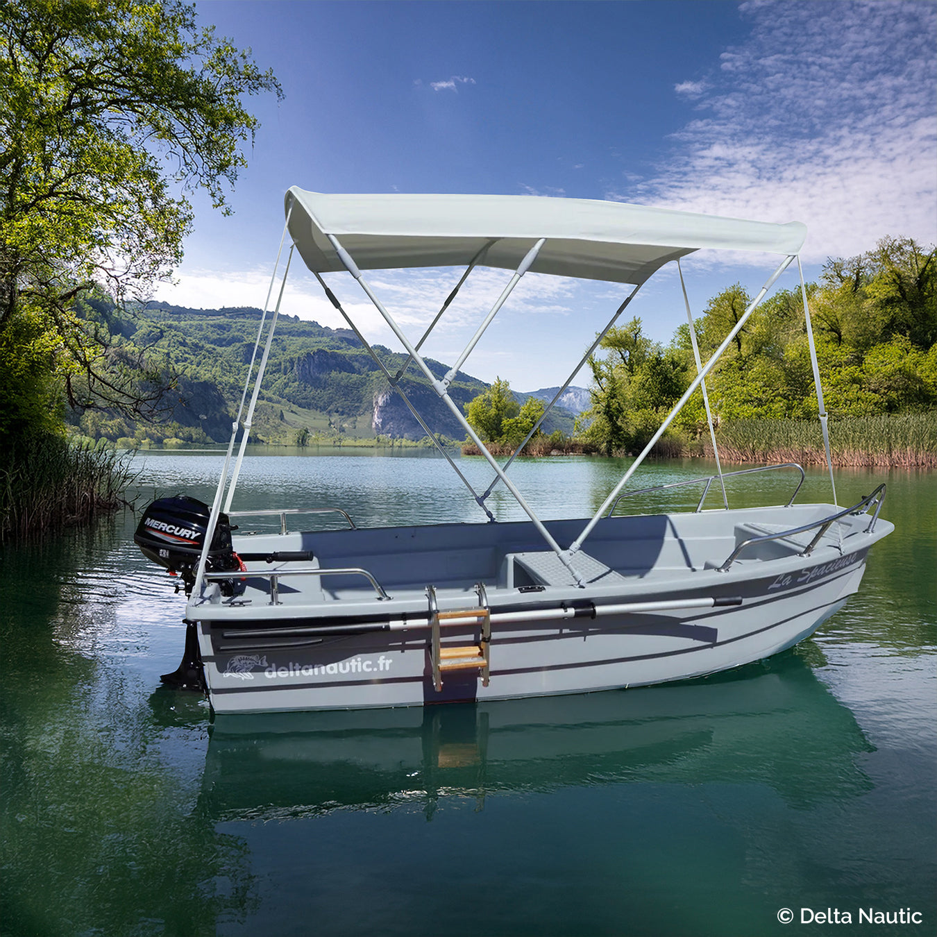 La Spacieuse 320 titanium Holidays dans un lac