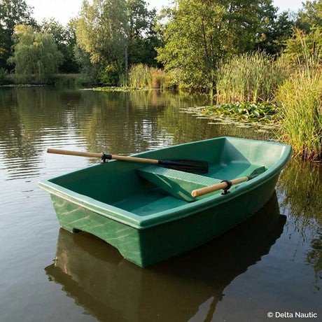 La barque Annexe 2 00m verte dans un lac 