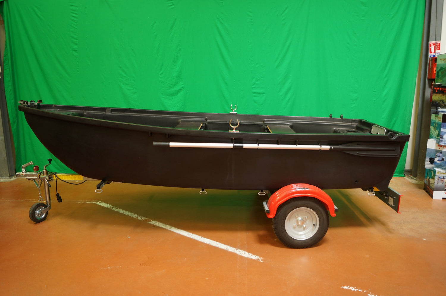 Modèle d'Expo Barque Spécialiste 350 Blacky + Remorque GT Grand Tourisme