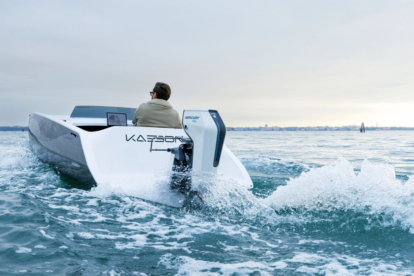 moteur-electrique-puissant-Avator-110e-bateau-deltanautic