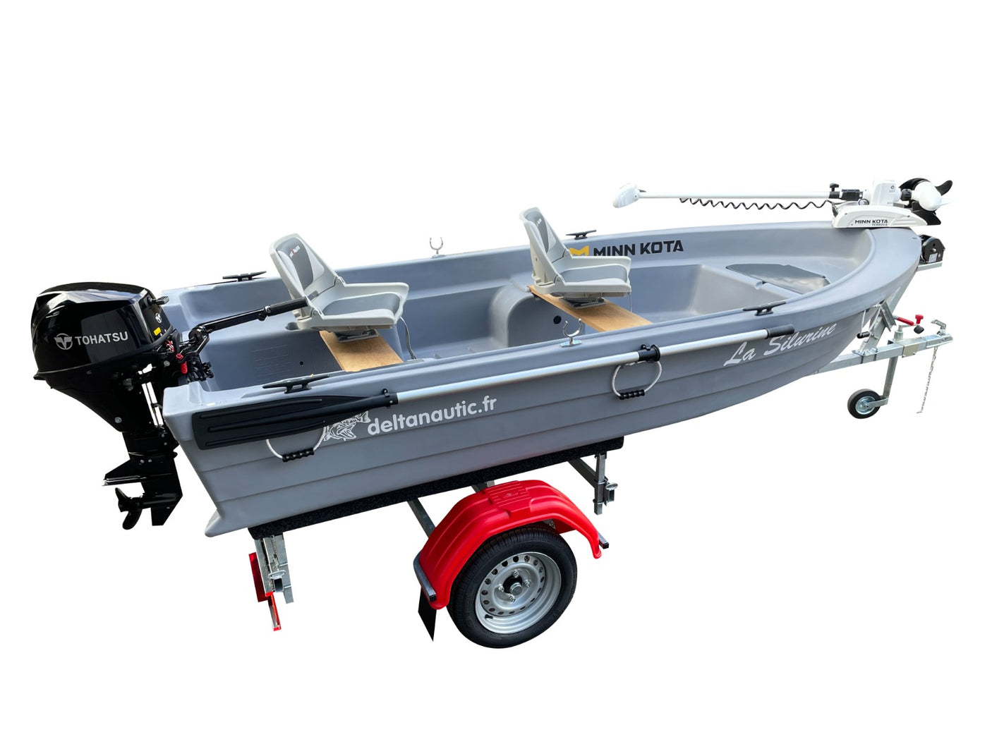 Pack d'Expo : Barque Silurine Sport 373 Titanium + Remorque GT Grand Tourisme + 2 Sièges Conforts Luxes + 1 Hors Bord Tohatsu 6cv 4t Bi Cylindres + 1 Moteur Riptide Terrova 55 Lbs
