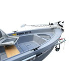 détail vue avant Pack d'Expo : Barque Silurine Sport 373 Titanium + Remorque GT Grand Tourisme + 2 Sièges Conforts Luxes + 1 Hors Bord Tohatsu 6cv 4t Bi Cylindres + 1 Moteur Riptide Terrova 55 Lbs