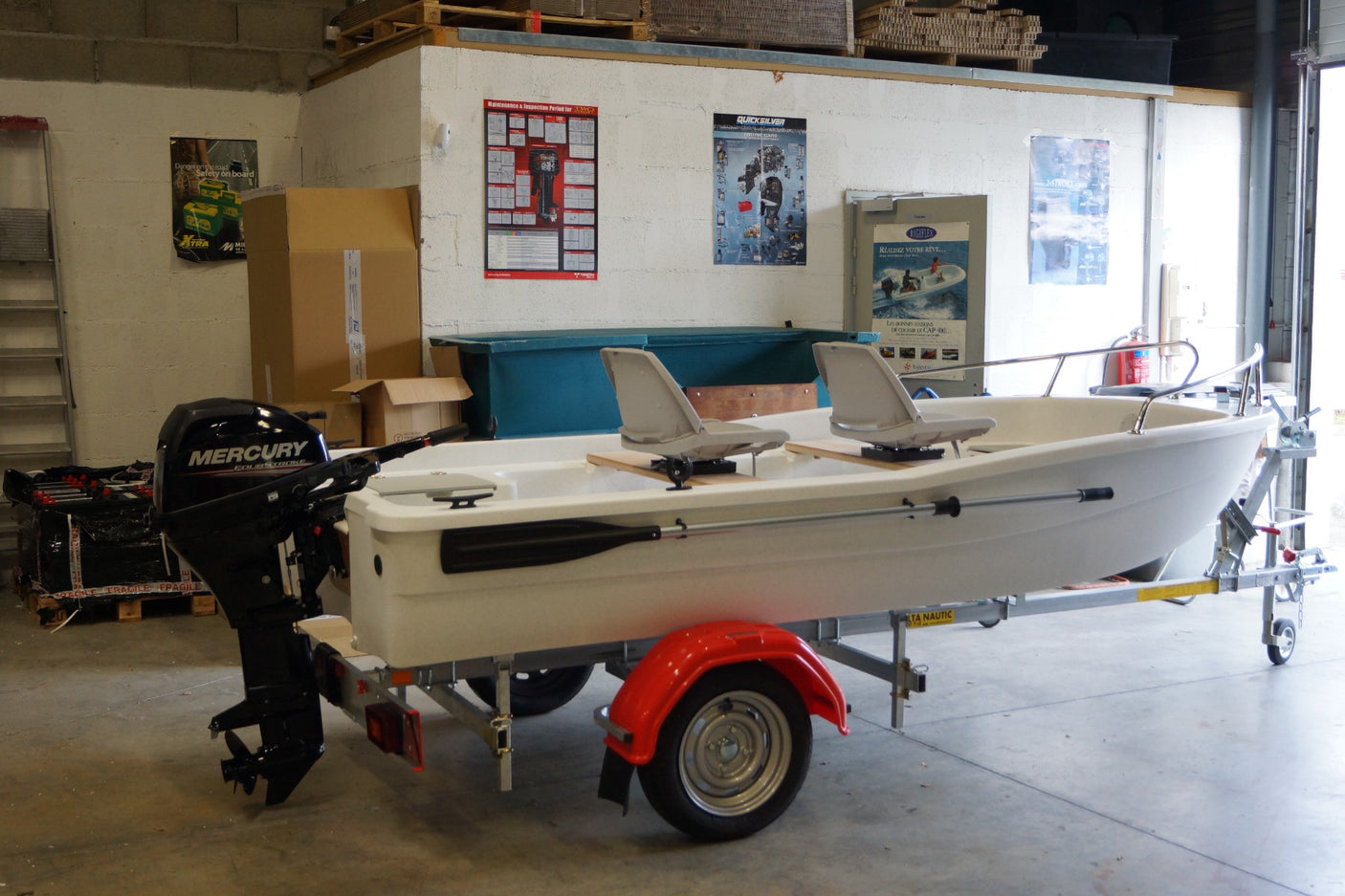 Pack d'exposition Barque Aquasilure 380 + Remorque GT + Mercury 20cv 4t + 2 sièges + 1 paire balcon avant