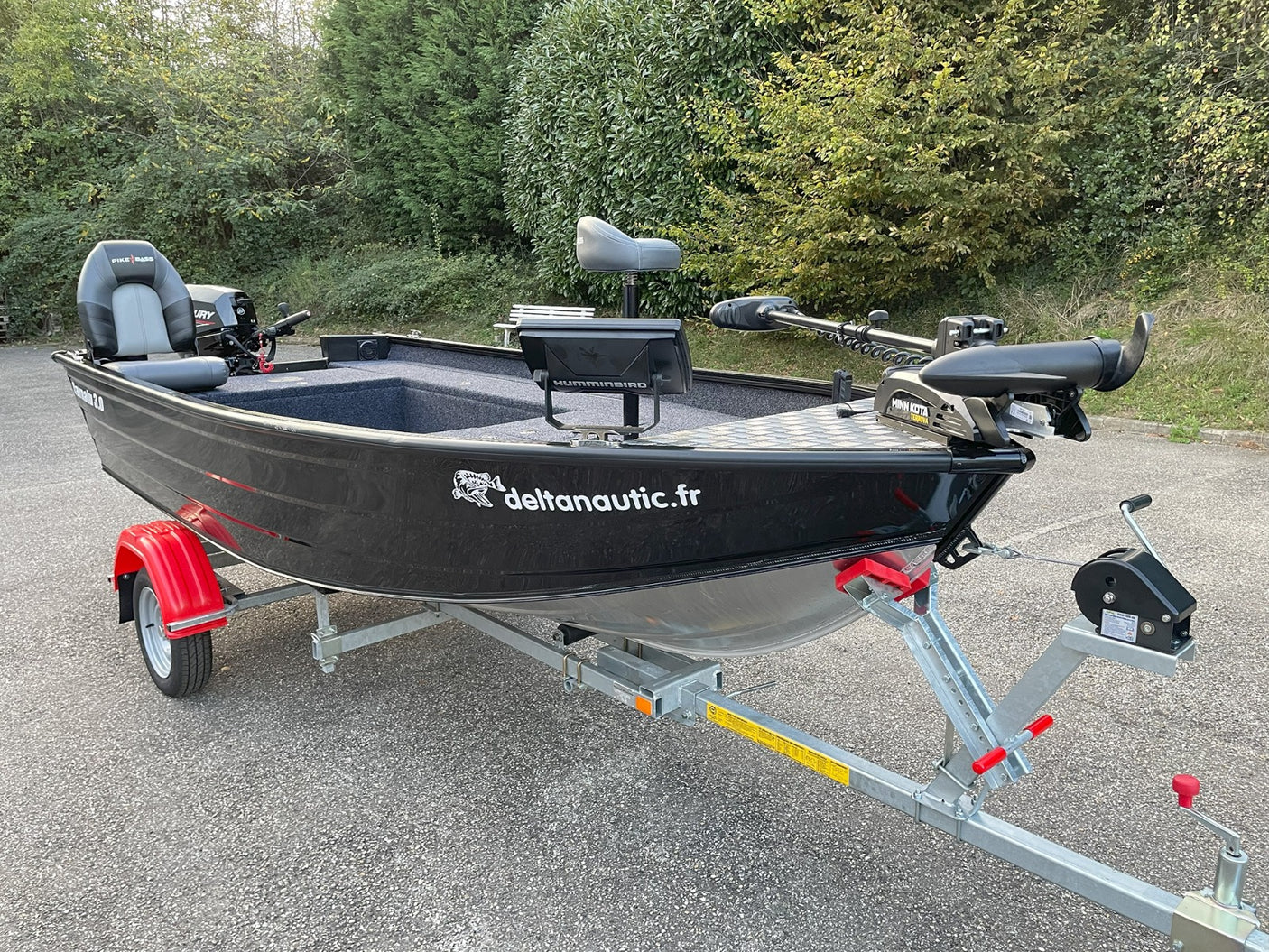 Pack d'Expo Barque Carnalu 3.0 4m20  + Remorque GT Basculante XXL  + Moteur Mercury 20cv 4t + Moteur Minn Kota Terrova 55 lbs GPS + Helix 12 G4N MSI + 2 Sièges