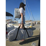 Jeune femme transportant le sac de transport pour batterie Epropulsion Spirit 1.0 Plus